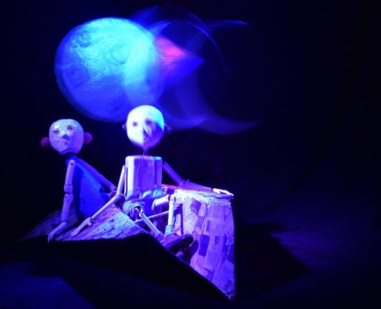 Viajando con el astronauta de papel