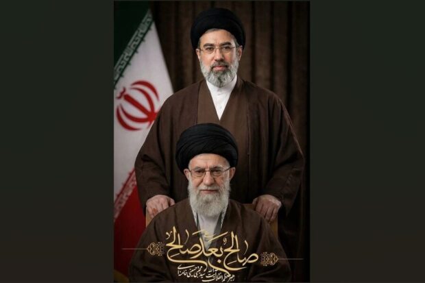 Mojtaba Jamenei junto a su padre, Alí Jamenei REMITIDA / HANDOUT por GOBIERNO DE IRÁN