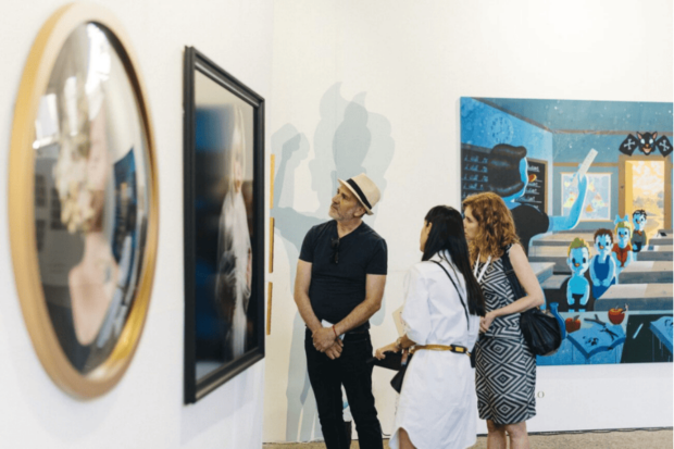 Público de la feria de arte contemporáneo Ch.ACO.