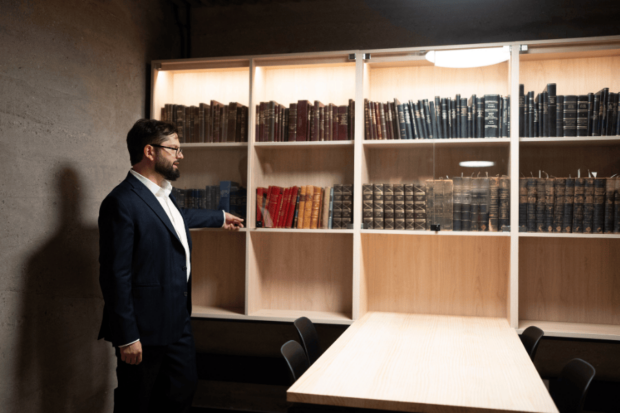 Presidente Gabriel Boric en los Cimientos de la Facultad.