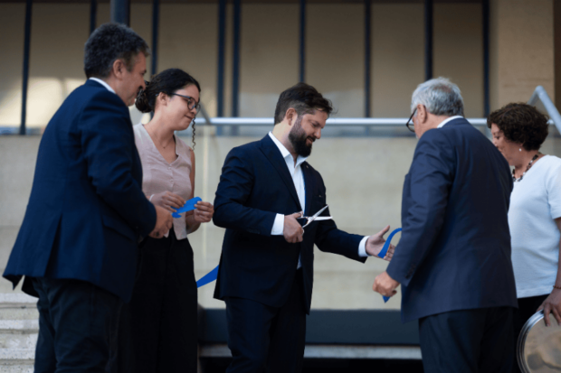 Autoridades realizando el corte de cinta de los Cimientos de la Facultad.