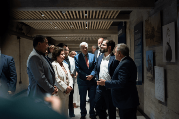 Autoridades recorriendo los Cimientos de la Facultad.