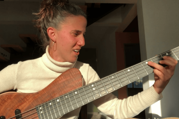Clara Cantore, artista argentina, tocando el bajo.