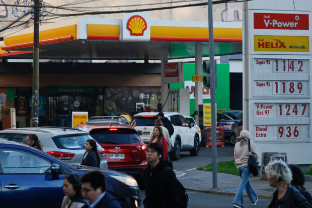 Aglomeracion de usuarios cargando combustible en una estacio de servicio Shell, ubicada en avenida Errazuriz, tras anuncio de alza del precio de la bencina Sebastian Cisternas/Aton Chile