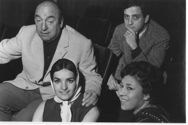 La actriz Diana Sanz con el escritor y poeta Pablo Neruda, en el marco del estreno de la obra "Romeo y Julieta".