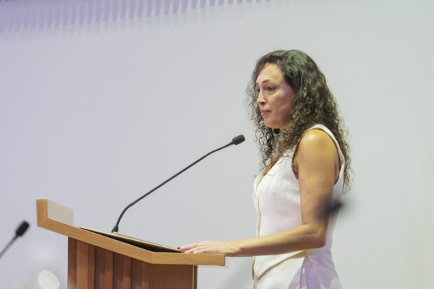 El ministro de Hacienda, Nicolás Grau, y el ministro de Economía, Fomento y Turismo, Álvaro García, junto a la presidenta ejecutiva de la Fundación ChileMujeres, Francisca Jünemann, presentan el VII Reporte de Indicadores de Género en las Empresas en Chile. Foto: Ministerio de Hacienda / Oscar Ordenes.