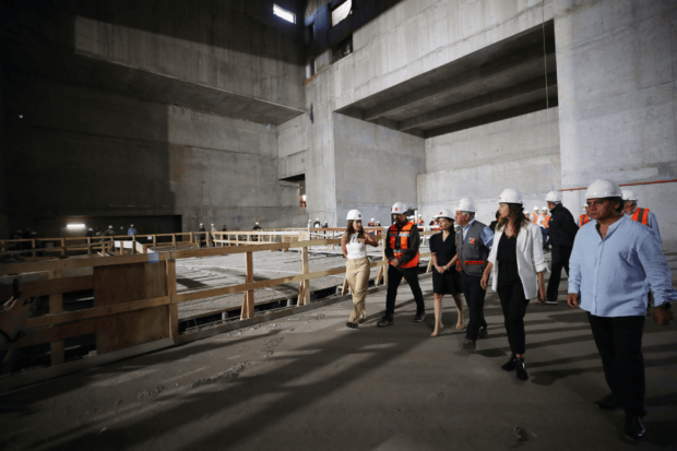 Autoridades recorriendo los avances de la segunda etapa de construcción del GAM. 