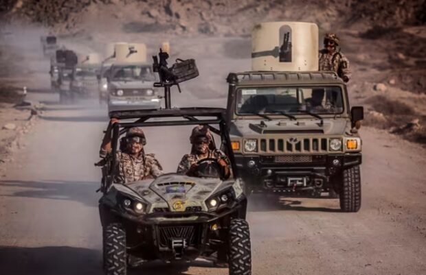 Vehículos todo terreno y de apariencia militar son fotografiados en carretera con militares armados.