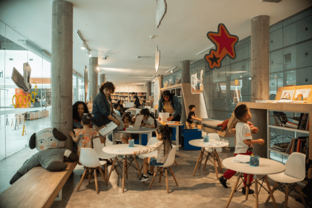 Niños leyendo en el CCLM.