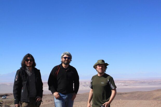 Investigadores de la Red Paleontológica de la Universidad de Chile en el lugar del hallazgo, en el Desierto de Atacama.