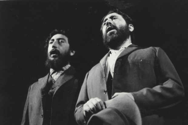 El actor José Soza durante la obra "Rancagua 1814", montada en el TNCH en 1978.