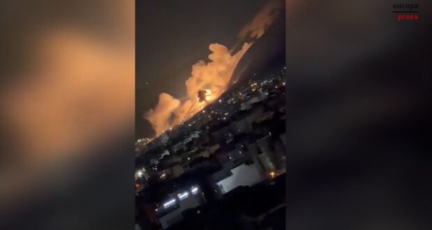 Al menos 31 personas han muerto y 149 han resultado heridas víctimas de una oleada de ataques efectuada en la madrugada de este lunes por el Ejército de Israel contra Líbano, incluida su capital, Beirut, en respuesta al lanzamiento de proyectiles del partido-milicia chiíta Hezbolá tras la muerte del líder supremo de Irán, Alí Jamenei. Foto Europa Press