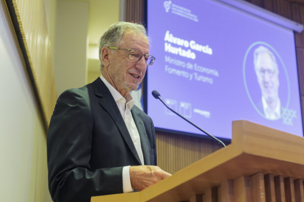 El ministro de Hacienda, Nicolás Grau, y el ministro de Economía, Fomento y Turismo, Álvaro García, junto a la presidenta ejecutiva de la Fundación ChileMujeres, Francisca Jünemann, presentan el VII Reporte de Indicadores de Género en las Empresas en Chile. Foto: Ministerio de Hacienda / Oscar Ordenes.