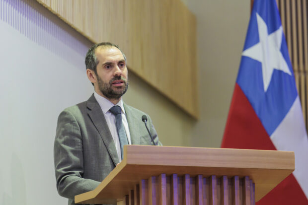 El ministro de Hacienda, Nicolás Grau, y el ministro de Economía, Fomento y Turismo, Álvaro García, junto a la presidenta ejecutiva de la Fundación ChileMujeres, Francisca Jünemann, presentan el VII Reporte de Indicadores de Género en las Empresas en Chile. Foto: Ministerio de Hacienda / Oscar Ordenes.