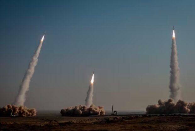 Las Fuerzas Armadas de Irán han amenazado este miércoles con lanzar ataques contra "centros económicos" y "bancos" propiedad de Estados Unidos e Israel en Oriente Próximo en lo que describe como una respuesta a un reciente bombardeo contra una sede bancaria en el marco de la ofensiva de ambos países contra territorio iraní. Foto Europa Press