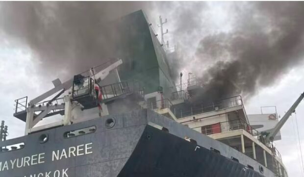 Las autoridades marítimas de Reino Unido han informado este jueves de nuevos ataques con misiles de origen desconocido en el estrecho de Ormuz, los cuales han alcanzado a dos petroleros y un buque portacontenedores que han tenido que ser evacuados por incendios registrados a bordo. Foto Europa Press