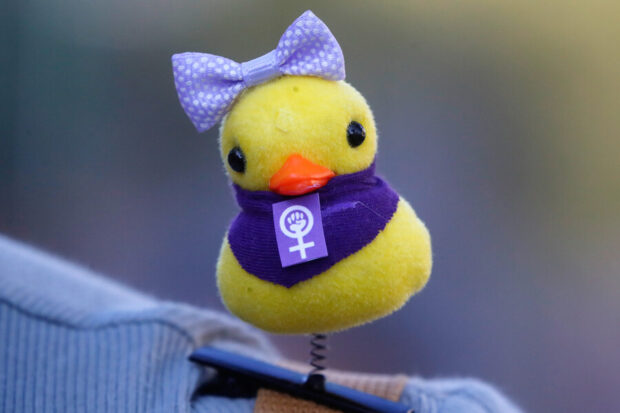 Pato con pañuelo morado en el marco del 8M.
