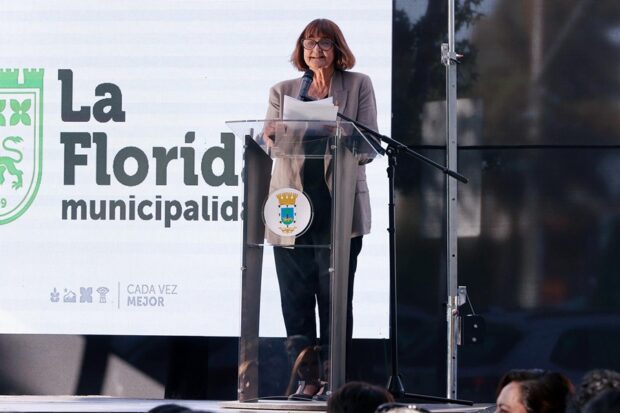 "Como U. de Chile, creemos firmemente que solo mediante el trabajo articulado es posible contribuir de manera efectiva al bienestar de la población”, dijo la Rectora Devés en la firma del acuerdo. Foto: Felipe PoGa.