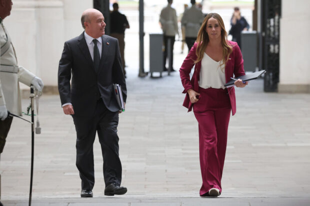 El ministro de Hacienda, Jorge Quiroz, y la ministra vocera de Gobierno, Mara Sedini. Foto: Dragomir Yankovic/Aton Chile.