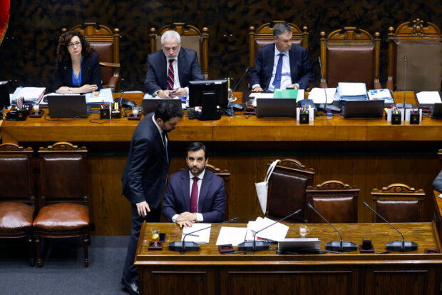 El subsecretario Segpres, Nicolas Facuse, y el ministro de Justicia, Jaime Gajardo, en la tramitación del proyecto que conmuta penas a presos. Foto: Sebastian Cisternas/ Aton Chile.