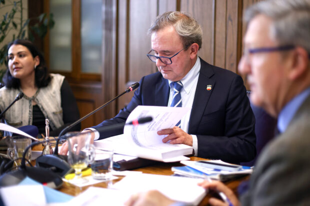 Senador Gustavo Sanhueza, president de la Comisión de Educación. Foto: Karin Pozo/ Senado.