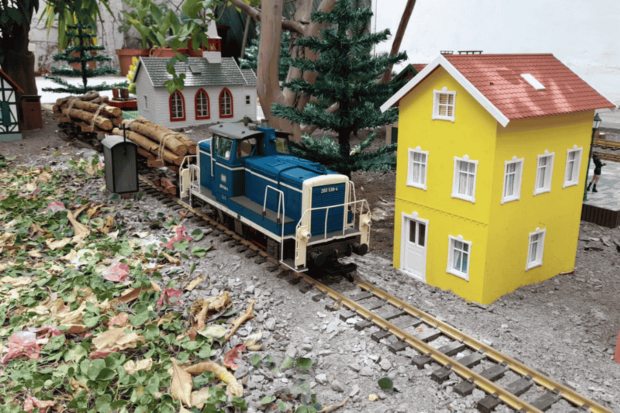 Maqueta de trenes a escala.