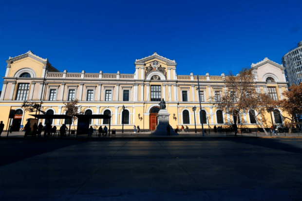Frontis de la Casa Central de la U. de Chile.