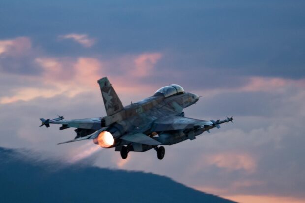 Un avión de combate F-16 de la Fuerza Aérea de Israel despegando. Vía X@IDF 