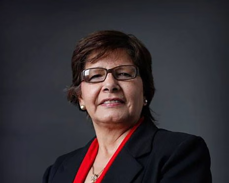 Imagen de archivo de Adriana Rivas, exagente de la DINA, captada en primer plano. La fotografía muestra su rostro en un contexto neutro, utilizada habitualmente en cobertura mediática sobre su proceso judicial.