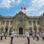 Empate técnico y alta polarización: las claves de la segunda vuelta en Perú Acto protocolario en la explanada del palacio presidencial del Perú