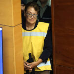 Mauricio Daza por Ángela Vivanco y Muñeca Bielorrusa: "Hay que averiguar si esto es algo puntual o una suerte de negocio que ella mantenía" Exministra de la Corte Suprema, Ángela Vivanco, usando el chaleco amarillo de los imputados.