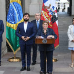 “Hay un tema de formas”: oficialismo pasa la cuenta por declaración de expresidentes sobre Escudo de las Américas Michelle Bachelet habla en un podio con micrófonos en el Palacio de La Moneda, durante el anuncio de su candidatura a la Secretaría General de la ONU.