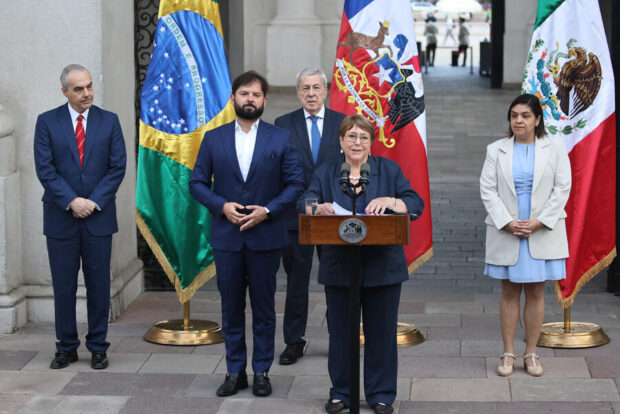 Michelle Bachelet habla en un podio con micrófonos en el Palacio de La Moneda, durante el anuncio de su candidatura a la Secretaría General de la ONU.