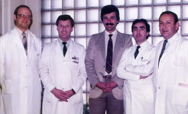 El doctor Attila Csendes, ubicado en segunda posición de izquierda a derecha, con bata blanca y su equipo de trabajo de 4 personas.