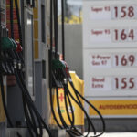 Enap confirma caída en precio de los combustibles: diésel baja $117 y gasolinas hasta $106 por litro Mangueras de gasolina en una bencinera. Atrás difuminado se ven los precios de los combustibles.