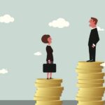 Ilustración conceptual sobre la brecha salarial de género, que muestra a un hombre y una mujer de negocios parados sobre pilas desiguales de monedas de oro.