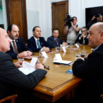 El ministro del Trabajo y Prevision Social, Tomas Rau, y el ministro de Hacienda, Jorge Quiroz, sostienen reunion por salario minimo con el Comite Ejecutivo de la Central Unitaria de Trabajadores y Trabajadoras de Chile ,CUT, encabezado por su presidente Jose Manuel Diaz. Foto: Aton Chile.
