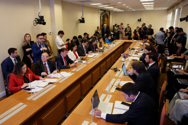 Sesión de la Comisión de Educación de la Cámara de Diputados y Diputadas, asisten los ministros de Educación y Secretaría General de la Presidencia, María Paz Arzola y José García Ruminot.