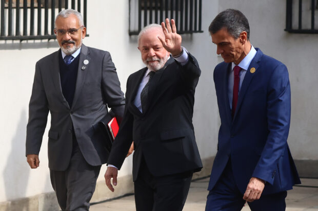 Presidente brasileño, Lula da Silva, y el mandatario español Pedro Sanchez en Democracia Siempre. Foto: Aton Chile.
