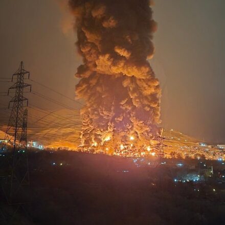 Enormes columnas de humo tóxico salen de almacenes de petróleo en la capital de Irán, Teherán, luego de ser atacada por bombardeos conjuntos de Israel y Estados Unidos