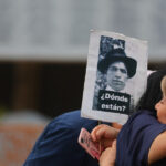 Detenidos, desaparecidos, pero no olvidados Imagen en blanco y negro de un detenido desaparecido de la dictadura civil-militar.