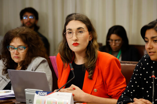 La diputada Emilia Schneider (FA) presente en la Comisión de Educación de la Cámara de Diputados. Foto: Raul Zamora/Aton Chile.
