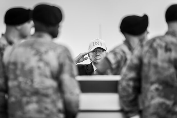 El presidente de los Estados Unidos, Donald Trump recibe el cortejo funebre de uno de los militares fallecidos en Oriente Medio. Vía X @WhiteHouse