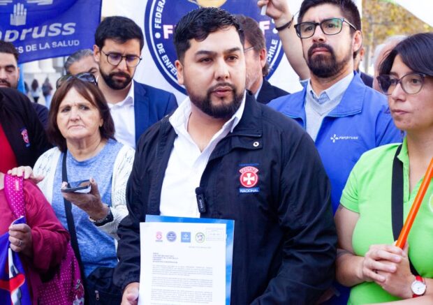 El presidente de la FENATS Nacional, Emerson Berríos, sostiene la carta entregada al Ejecutivo.