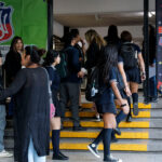 Pablo Aguayo cuestiona debate del “mérito” en el SAE: “No hay una forma relativamente objetiva de medirlo” Estudiantes de media ingresando al colegio.