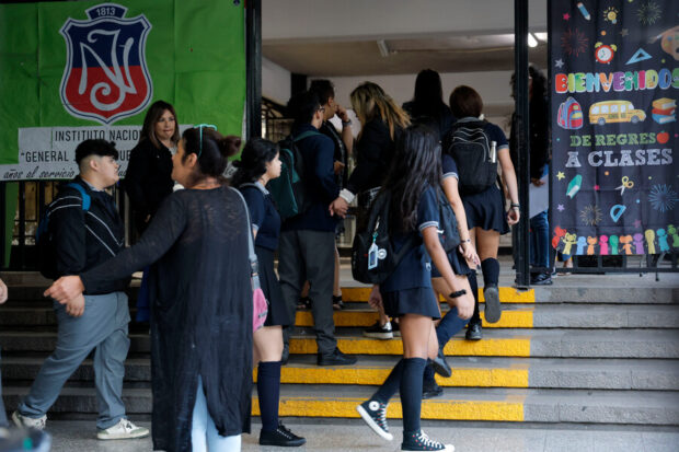 Estudiantes de media ingresando al colegio.
