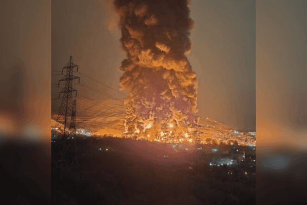 Enormes columnas de humo tóxico salen de almacenes de petróleo en la capital de Irán, Teherán, luego de ser atacada por bombardeos conjuntos de Israel y Estados Unidos.