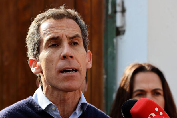 Alcalde de Lo Barnechea, Felipe Alessandri, habla con la prensa. 