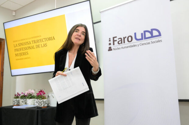 La docente de Derecho Comercial de la Universidad del Desarrollo, jefa editorial de Faro UDD y candidata a doctora en Derecho, Gobierno y Políticas Públicas, Fernanda García. Foto: Faro UDD.