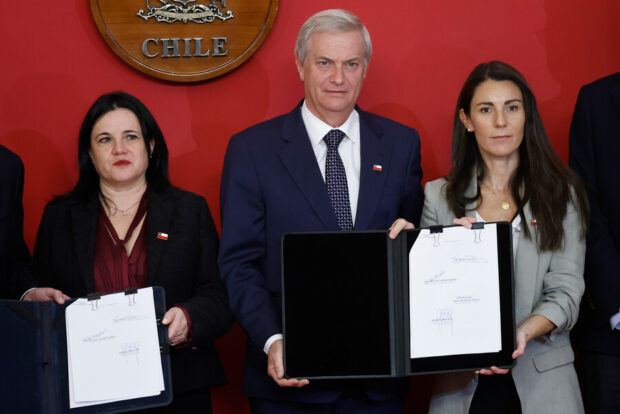 El Presidente Kast junto a las ministras Steinert y Arzola. Los tres muestran documentos con sus firmas.